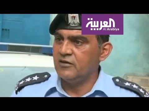 شاهد ضابط شرطة فلسطيني يغني أمام تلاميذ مدرسة