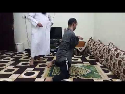 بالفيديو معاق يحافظ على صلاته