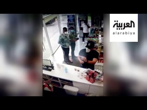 شاهد زبون يرمي موظفة بكوبين قهوة