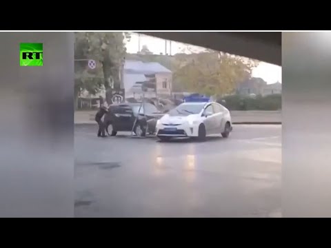 شاهد سائق سيارة مسروقة يتسبب بحوادث سير ويصطدم بسيارة الشرطة في أوكرانيا