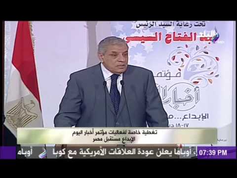 عادل إمام يداعب محلب ابعدوا عنا